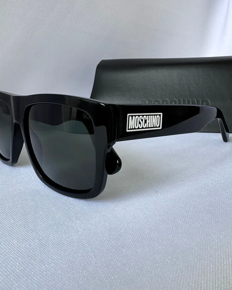 Óculos de sol Moschino com estojo, na curadoria da Óticas Ultra Visio