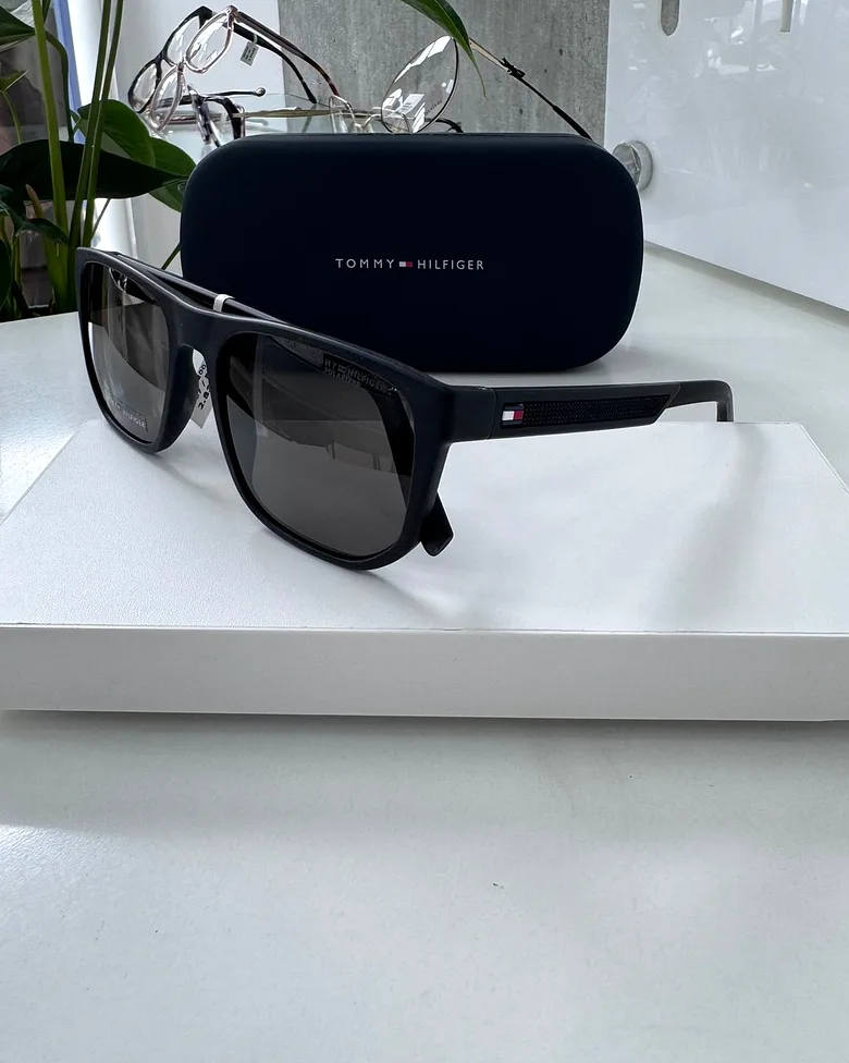 Óculos de sol Tommy Hilfiger com estojo, na Óticas Ultra Visio