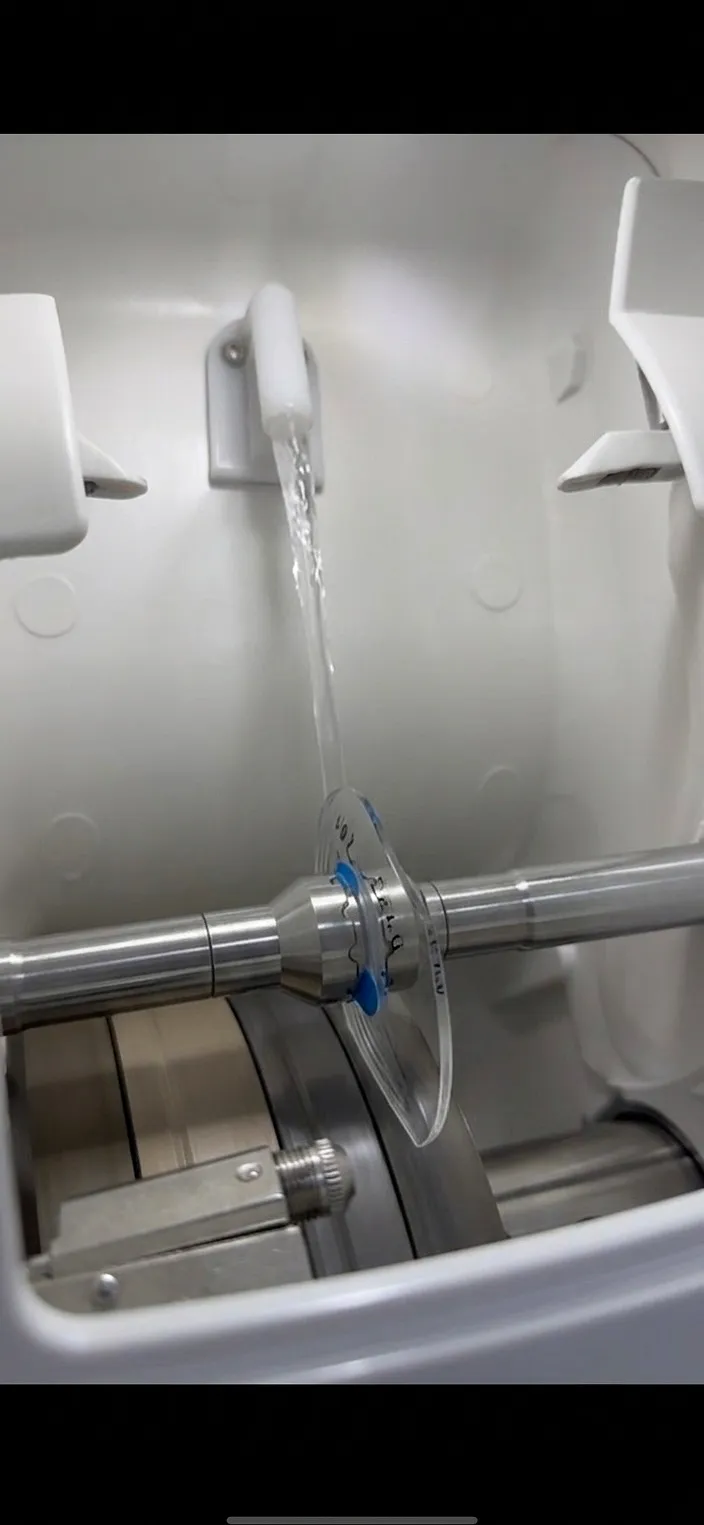 Lentes sendo produzidas no laboratório próprio da Ultra Visio