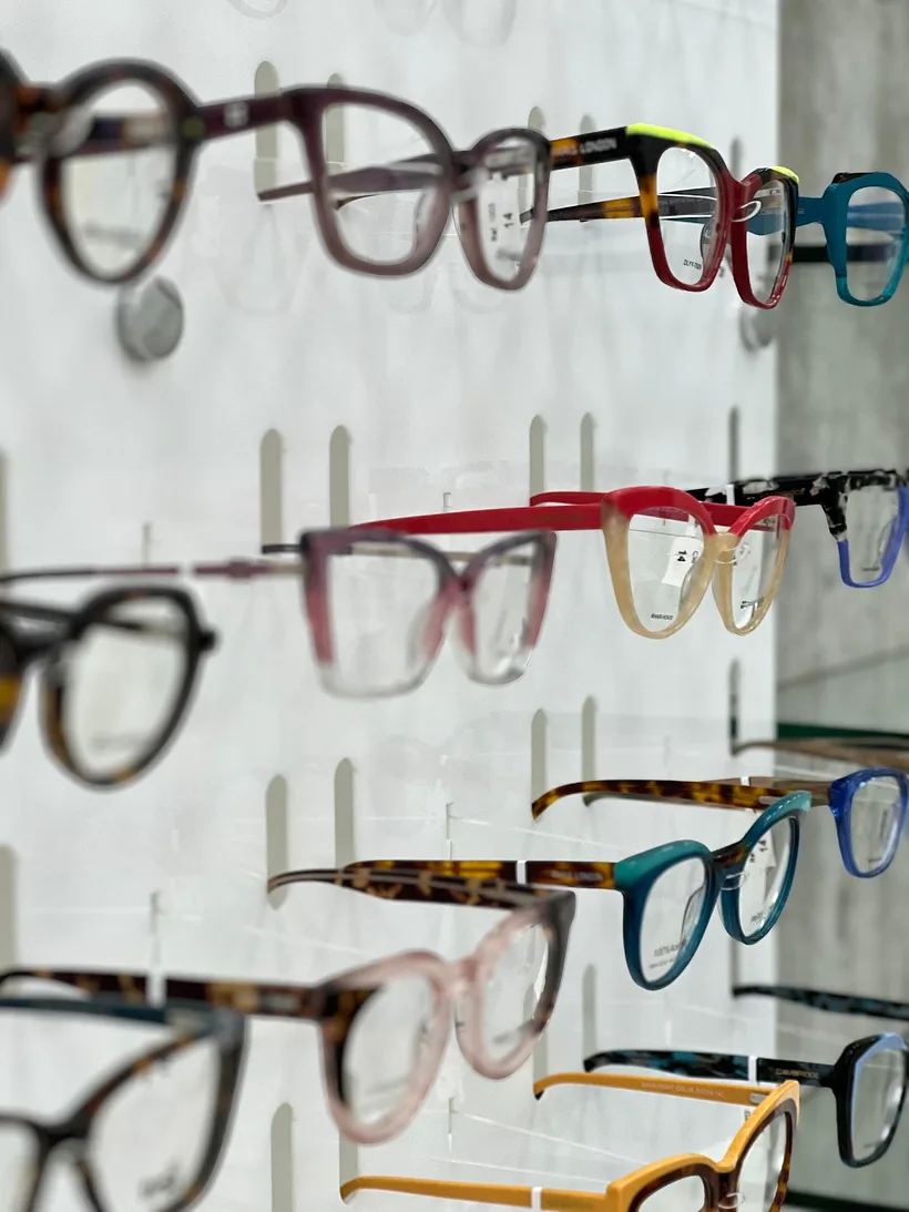 Parede de armações coloridas, escolhidas a dedo, na Óticas Ultra Visio