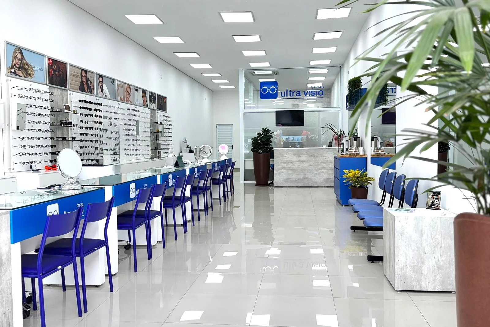Interior da Óticas Ultra Visio no Centro de Santo André — bancadas de atendimento, parede de armações e cantinho do café